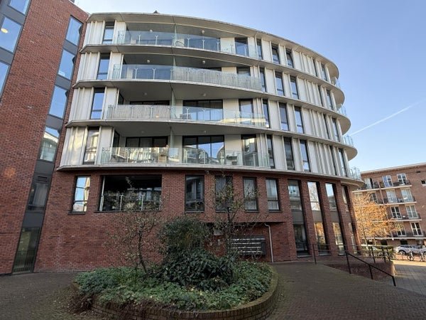 For rent: Flat Vrouwengelukhof 16 in Amsterdam