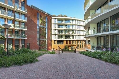 For rent: Flat Vrouwengelukhof 16 in Amsterdam