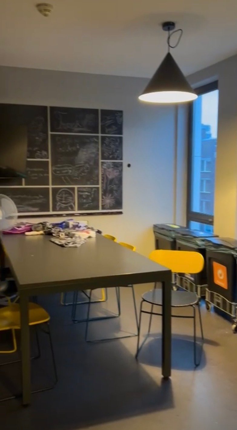 Room The Social Hub