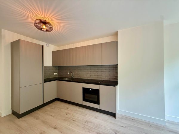 For rent: Flat Van Oldenbarneveldtplein in Amsterdam